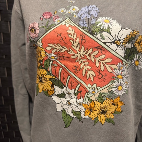 Comfort colors Floral Graphic Gray Sweatshirt Sz S - Picture 2 of 5